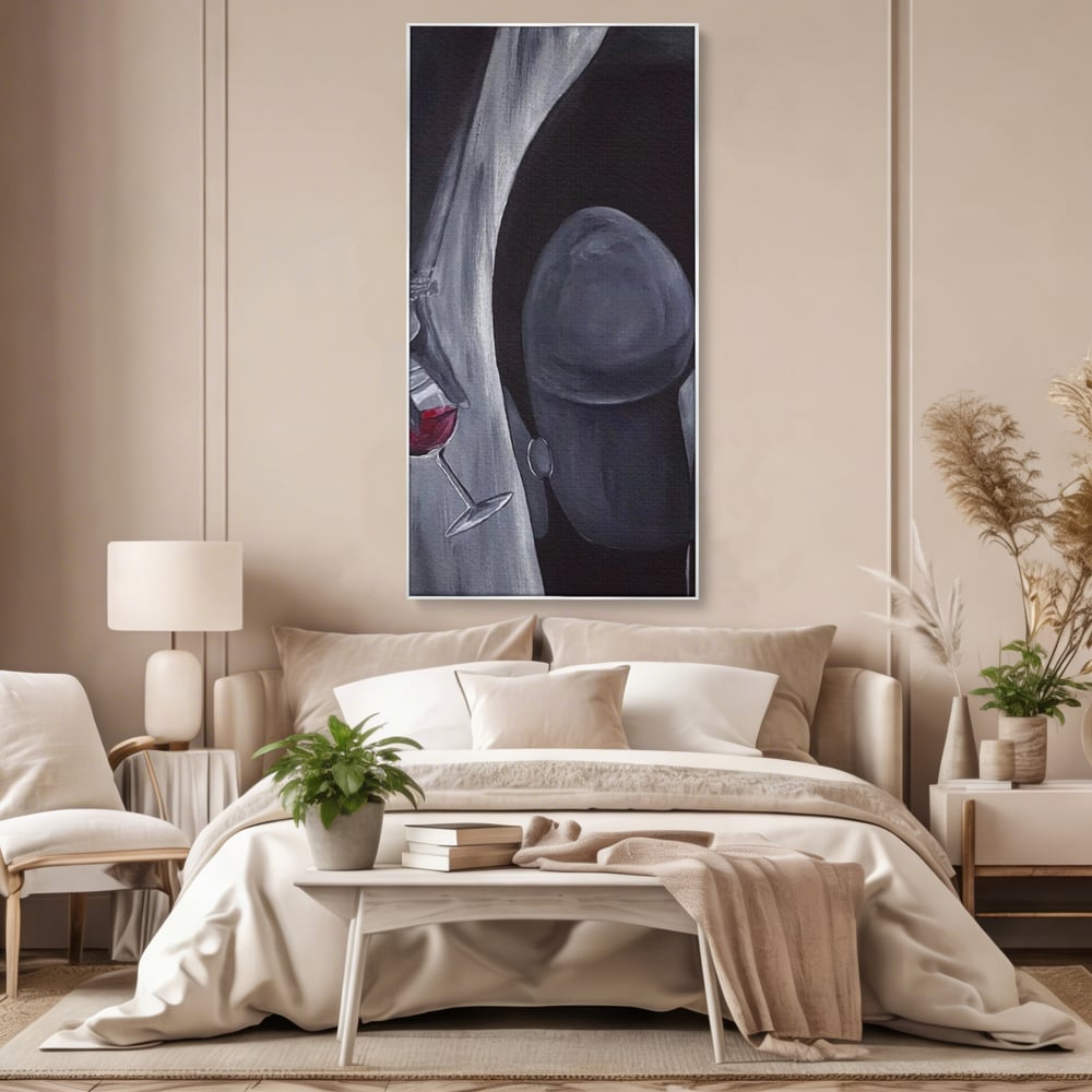 Tablou canvas cu pictura minimalista cu femeie si pahar de vin, in rama de aluminiu argintiu, pe perete intr-un dormitor
